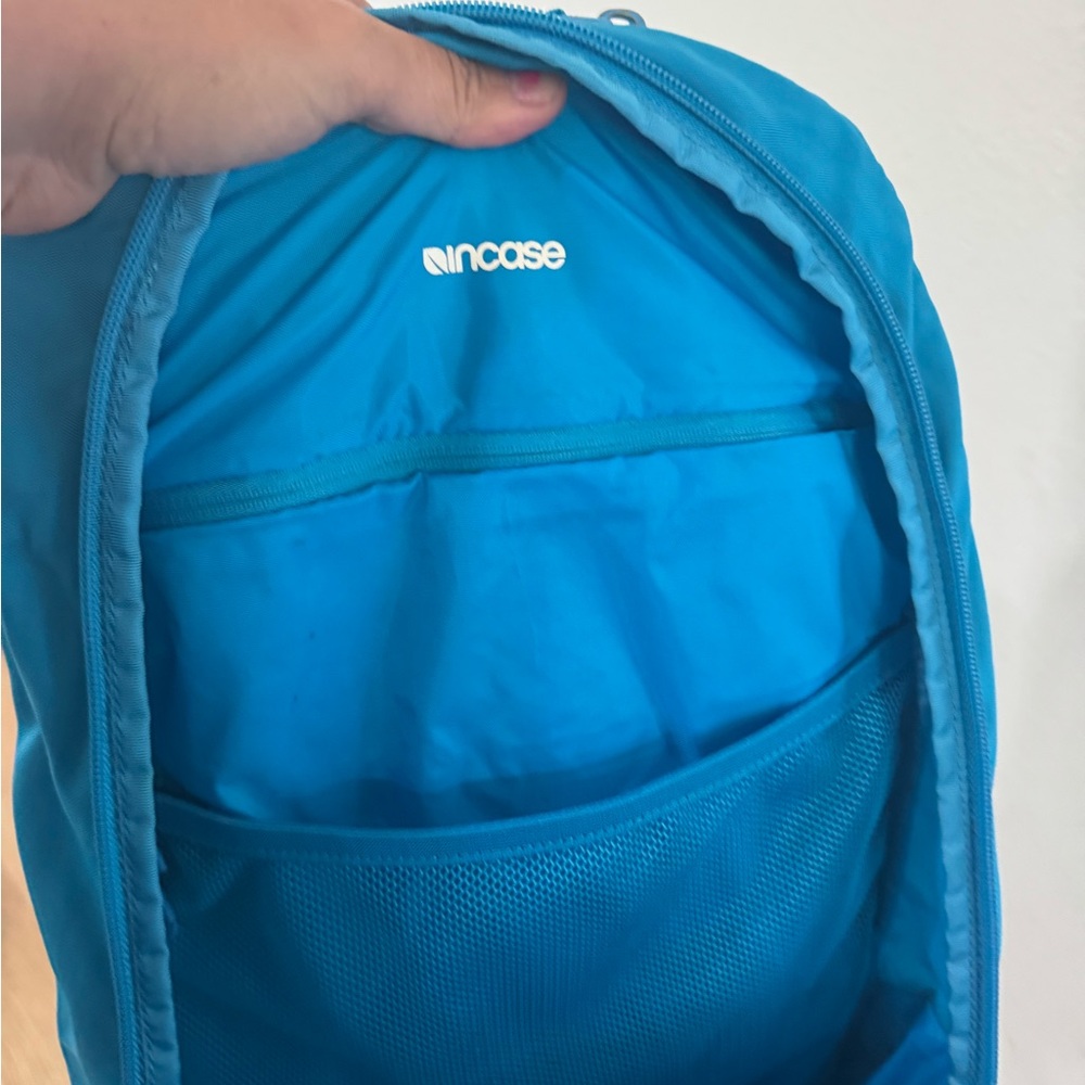 Incase‎ Vibrant Blue Backpack - Picture 10 of 10